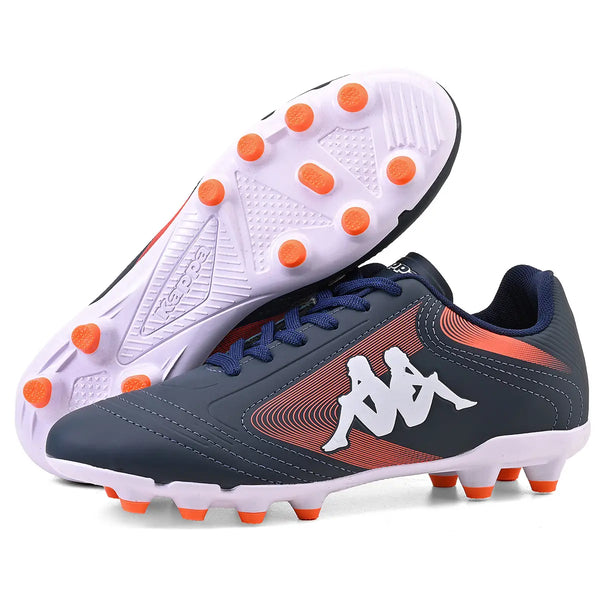 Imagem de chuteira de futebol azul marinho com detalhes em laranja e sola branca com cravos também em laranja, ideal para jogos em gramados.