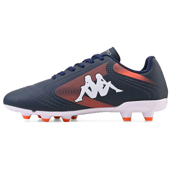 Imagem de chuteira de futebol moderna azul marinho com detalhes laranjas e solado branco, ideal para jogadores que buscam conforto e desempenho em campo.