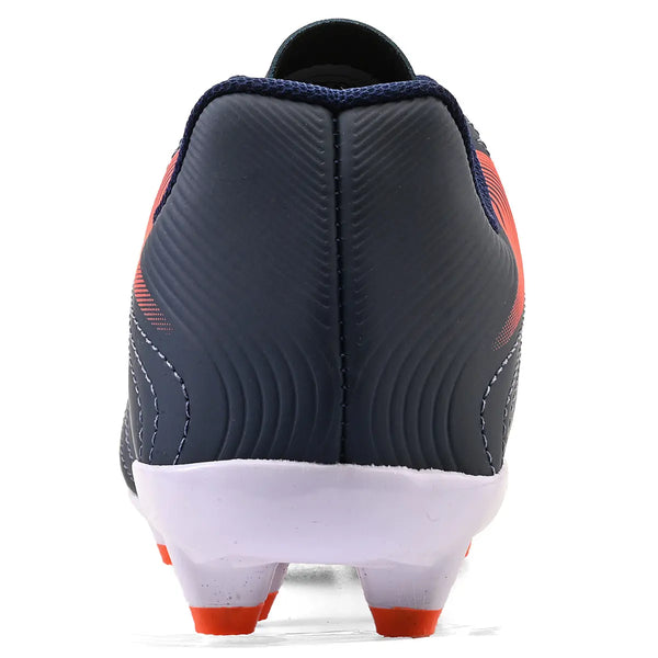 Imagem de chuteira, com sola branca e cabedal azul marinho, ideal para praticar futebol.