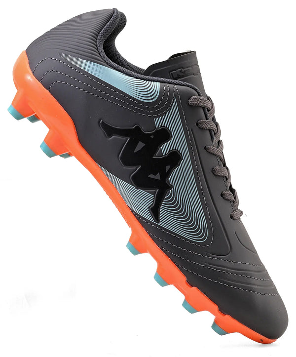 Chuteira esportiva grafite com detalhes azuis e laranja e design moderno, solado de cravos para tração, ideal para praticantes de esportes.