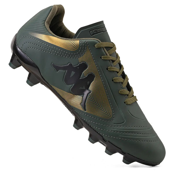 Chuteira esportiva verde com detalhes dourados e pretos e design moderno, solado de cravos para tração, ideal para praticantes de esportes.
