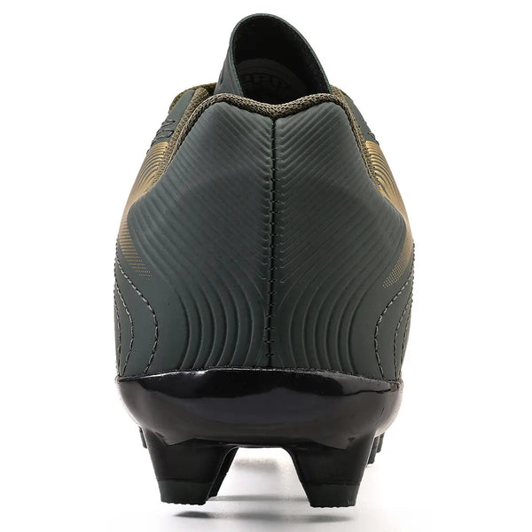Imagem de chuteira, com sola preta e cabedal verde, ideal para praticar futebol.