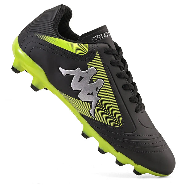 Chuteira esportiva preta com detalhes verdes e pratas e design moderno e solado de cravos para tração, ideal para praticantes de esportes.