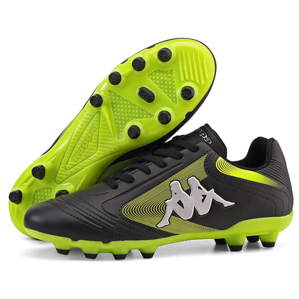 Imagem de chuteira de futebol preta com detalhes em verde e sola com cravos em preto, ideal para jogos em gramados.