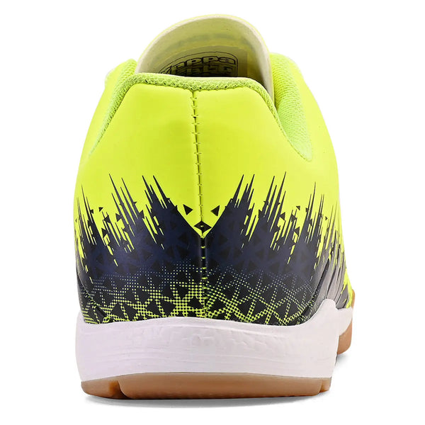 Parte de trás da chuteira Kappa amarela com detalhes geométricos em preto e sola de borracha, ideal para prática esportiva.