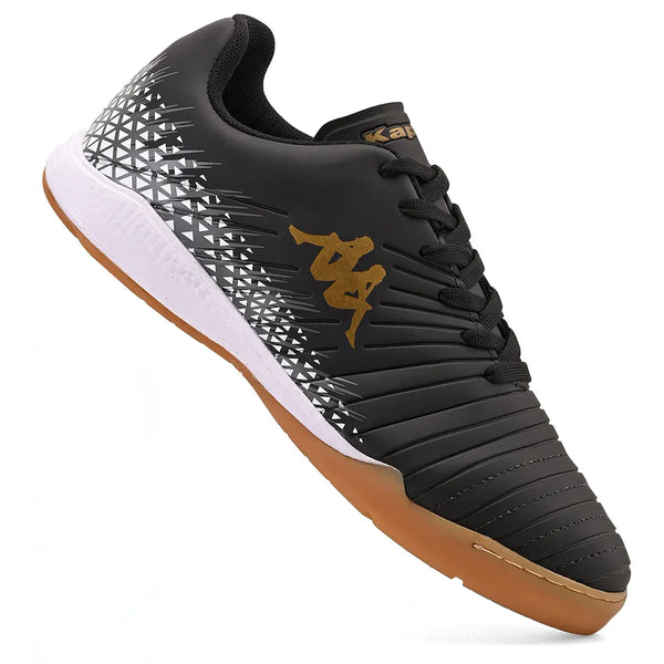 Chuteira preta com detalhes em branco e dourado, solado de borracha bege e design moderno, ideal para prática de esportes.