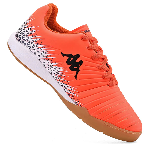 Chuteira de futsal laranja com detalhes brancos e pretos, ideal para atletas. Modelo com solado de borracha antiderrapante.