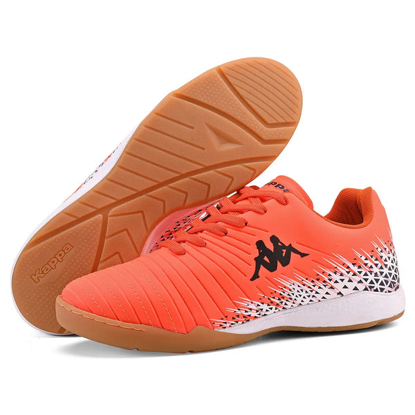 Chuteira laranja com detalhes pretos e brancos, ideal para prática esportiva, com sola antiderrapante e design moderno.