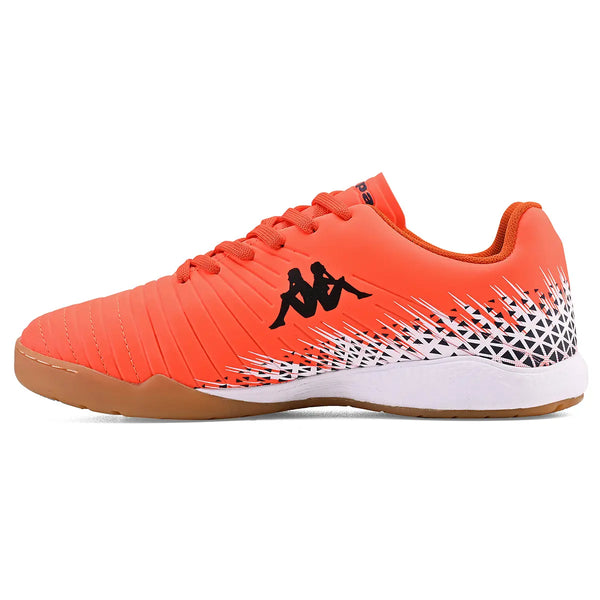 Chuteira laranja com detalhes em preto e branco e sola de borracha, ideal para jogar futsal, com design moderno e confortável.