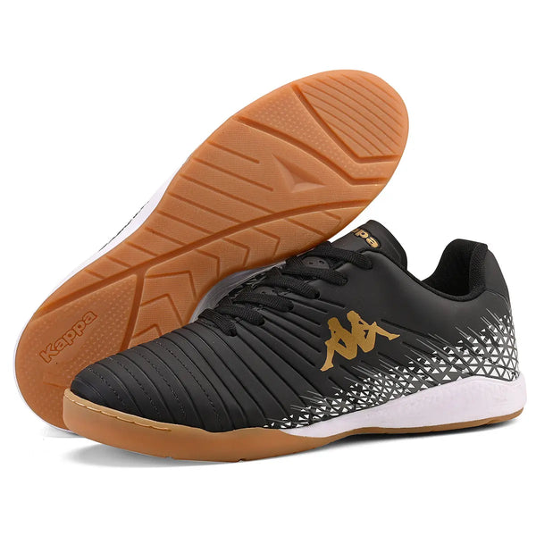 Chuteira Kappa preto com detalhes em dourado e sola de borracha antiderrapante, ideal para jogadores de futsal.