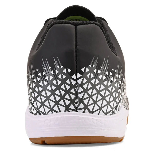 Parte de trás da chuteira Kappa. Cor preta com detalhes brancos com design geométrico, ideal para corrida e atividades físicas.