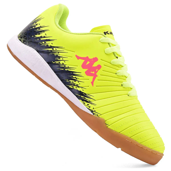 Chuteira amarela com detalhes pretos e símbolo da marca em rosa, perfeito para atividades físicas, com sola antiderrapante e design moderno.