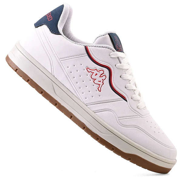 Tênis branco casual com detalhes vermelhos e azul marinho, ideal para esportes ou uso diário, com sola antiderrapante e design moderno.